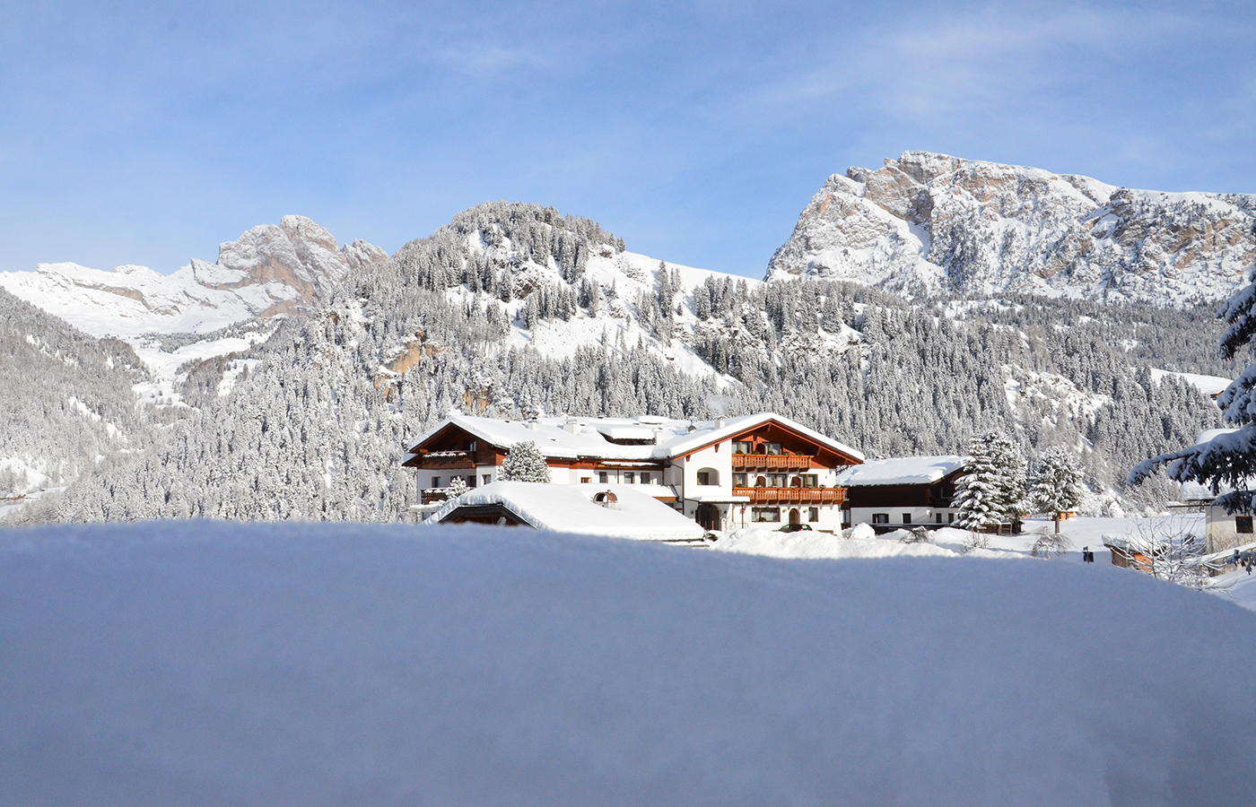 Hotel Dlaces immerso nella neve tra le Dolomiti in inverno