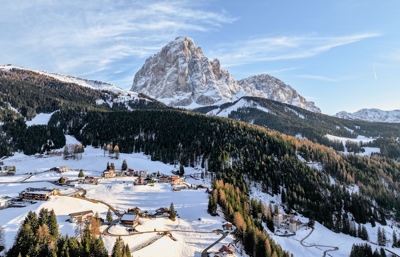 Vista invernale sulla Val Gardena e le Dolomiti innevate
