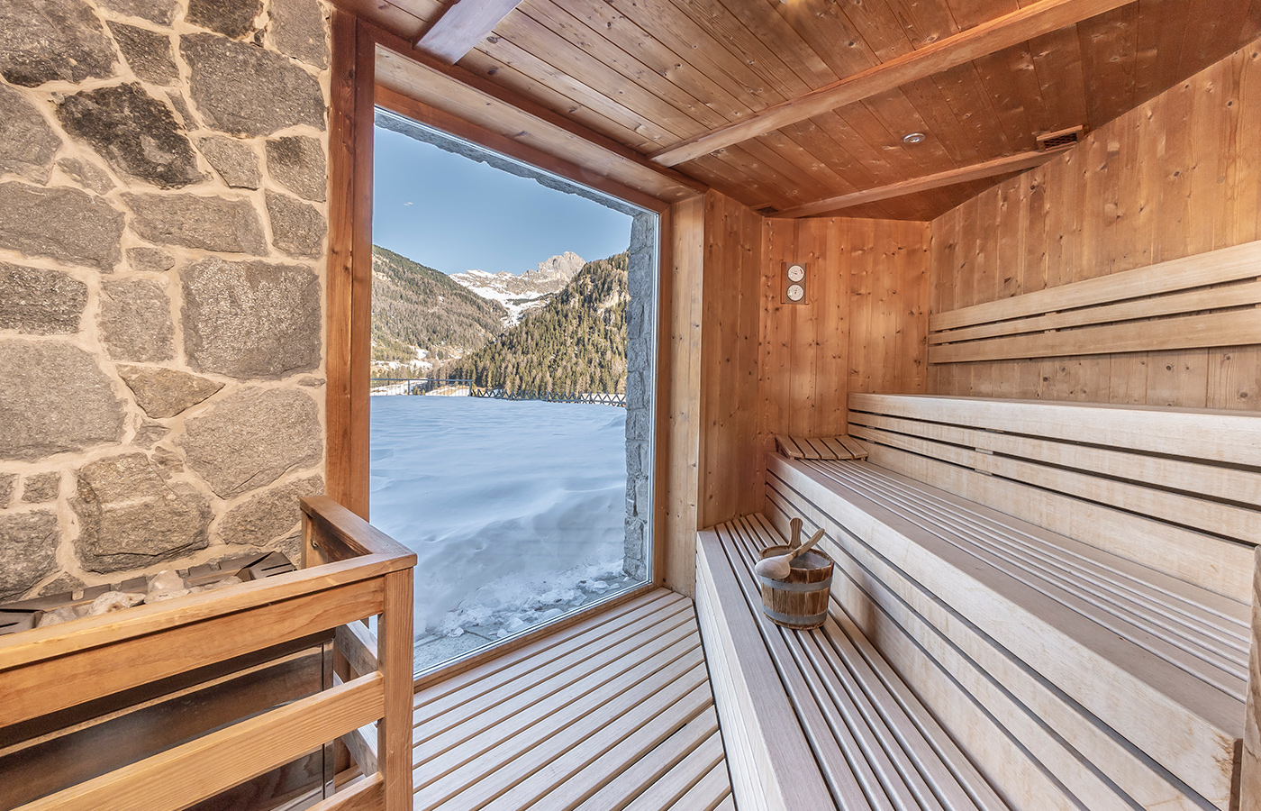 Wellnessbereich mit Gartenblick