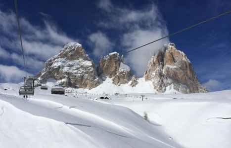 Chairlift below the Sassolungo in winter