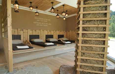 Relaxation area with loungers in the Lujanta spa
