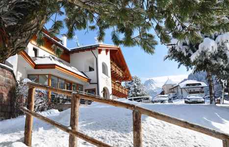Hotel Chalet Dlaces in the snow