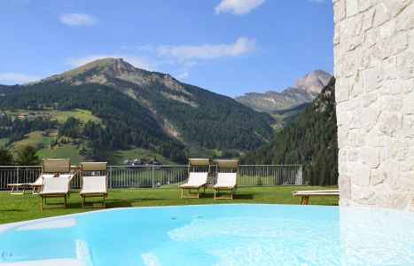 Outdoor whirlpool with a view of the mountains