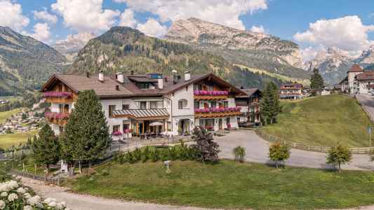 Hotel Chalet Dlaces in summer