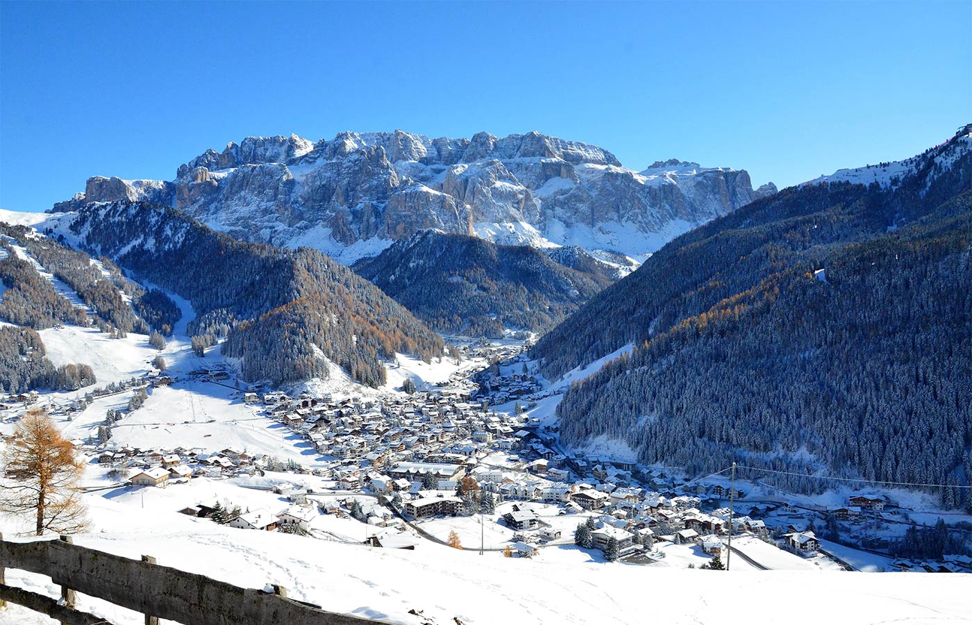 Vista del paese innevato dallo Chalet Dlaces
