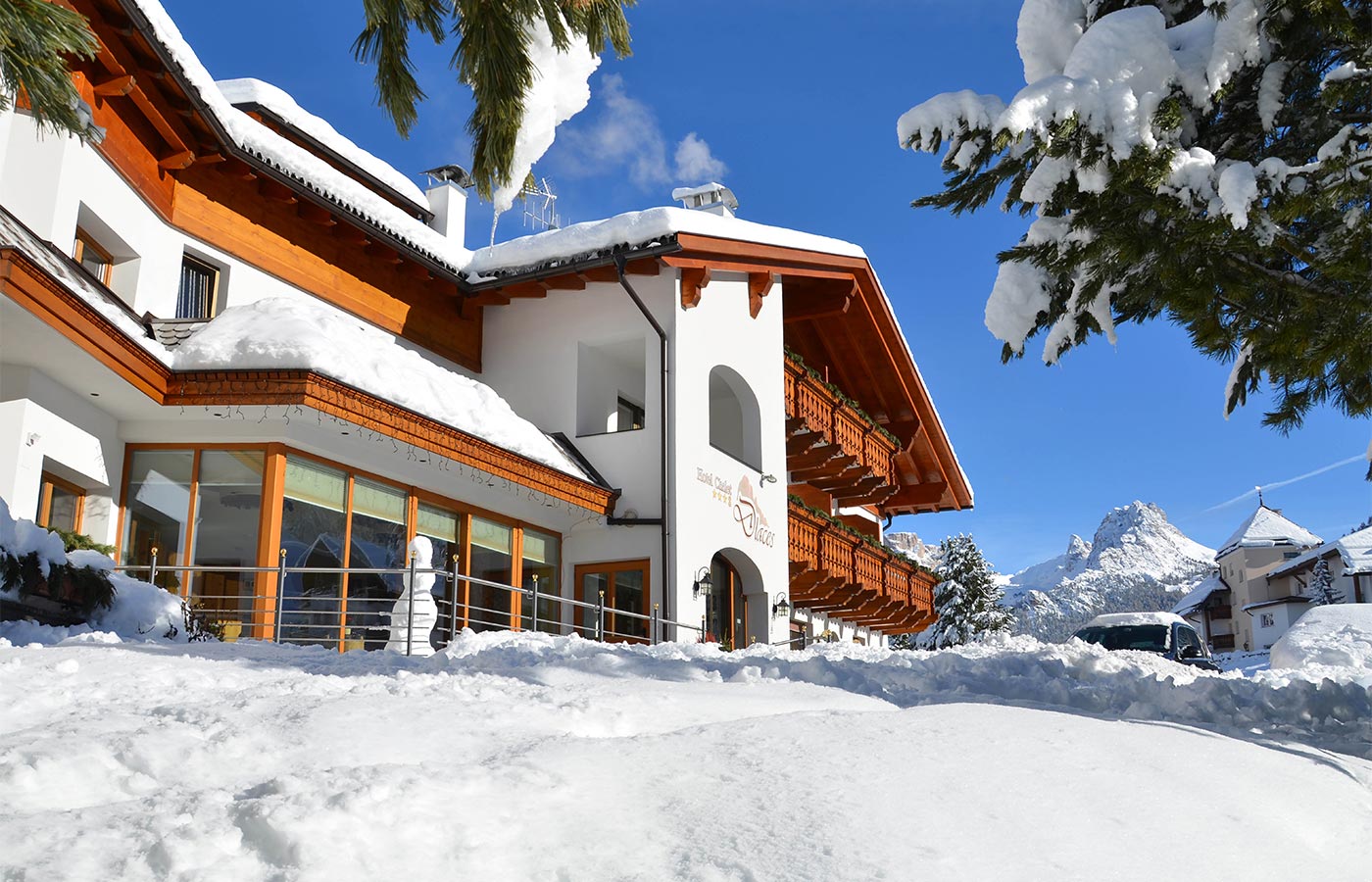 das schneebedeckte Chalet Dlaces direkt an der Skipiste im Winter abfotografiert