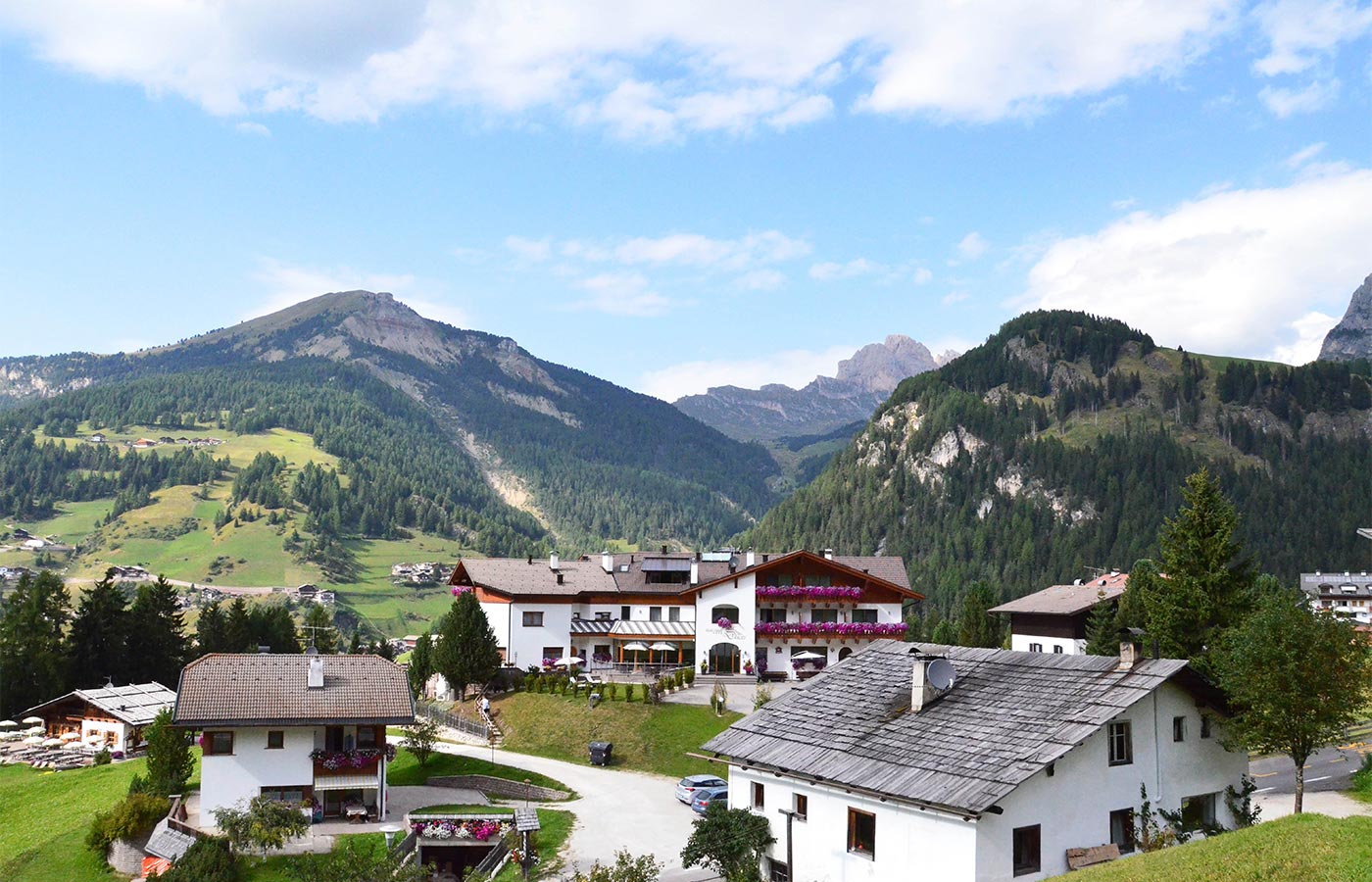 das Panorama rund um das Chalet Dlaces und die Berge im Frühling / Sommer