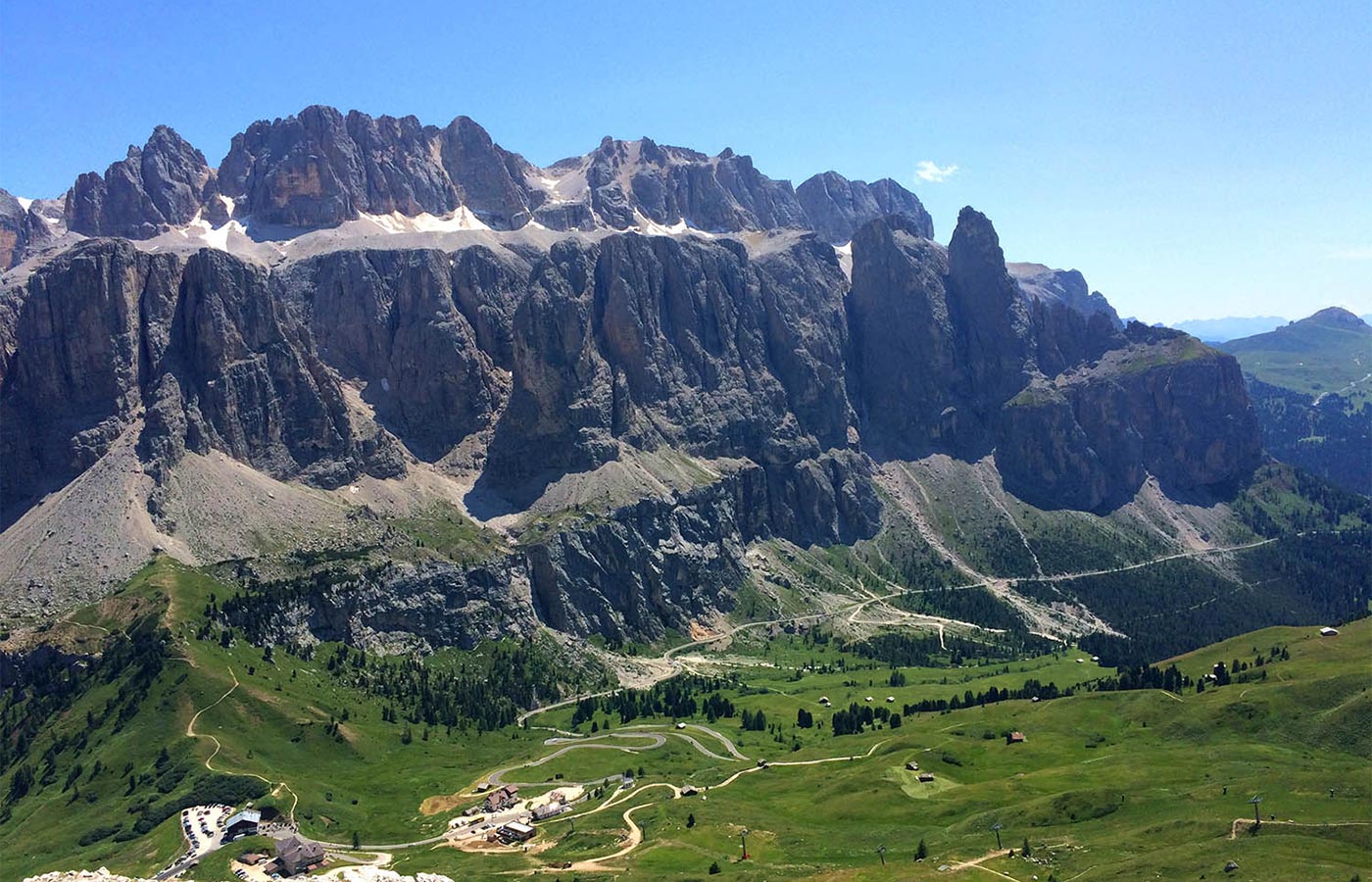 Ausblick auf die Dolomiten des Grödner Tals vom Chalet Dlaces aus