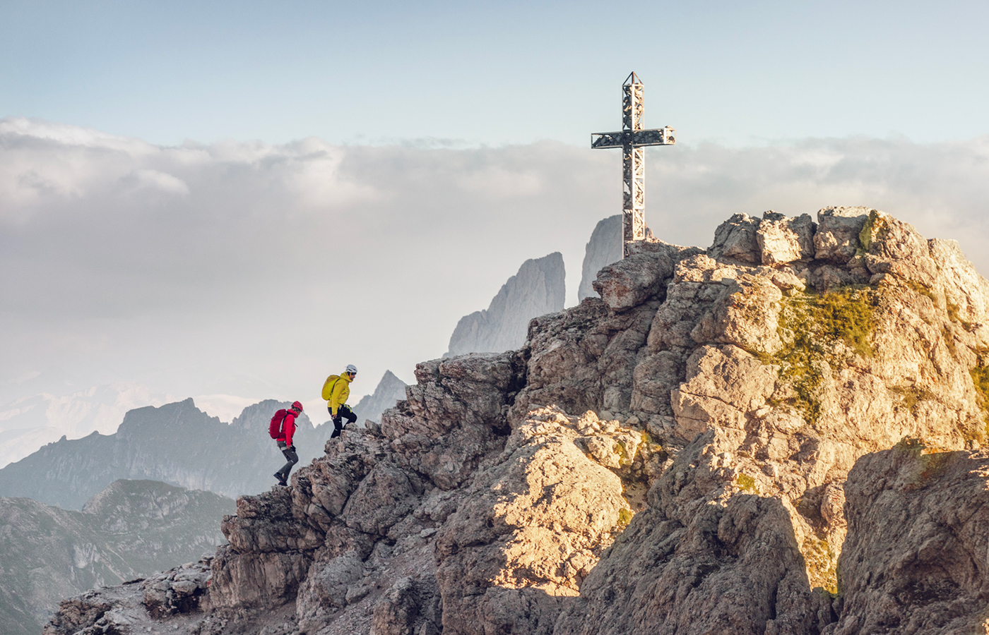 Un ragazzo passeggia tra le montagne