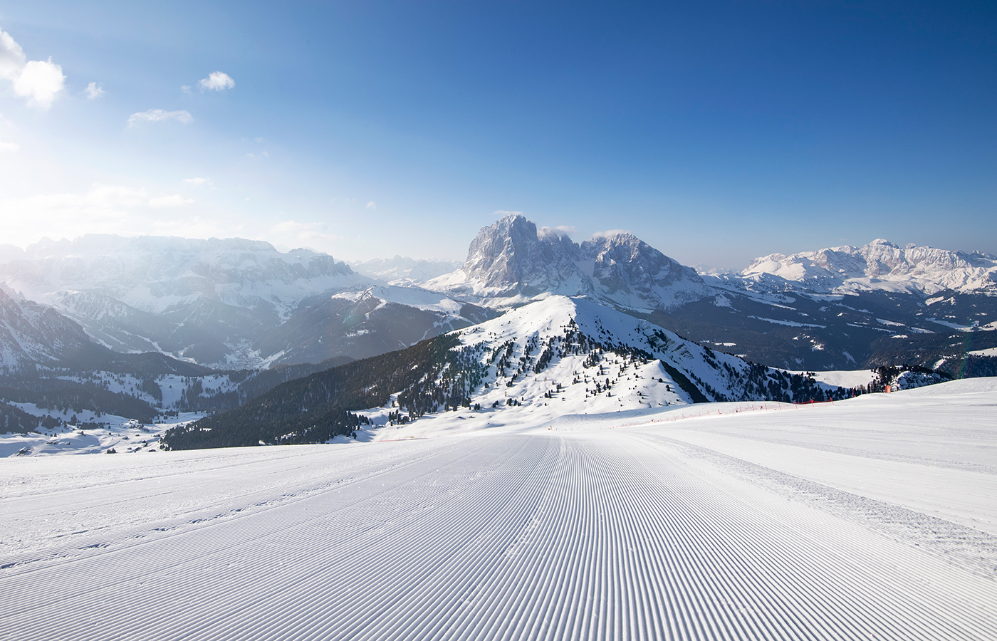 der Sessellift in Gröden im Winter mit im Hintergrund Bergspitzen