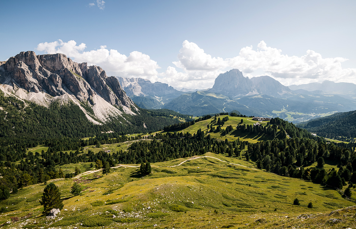 Veduta mozzafiato delle montagne in una giornata soleggiata